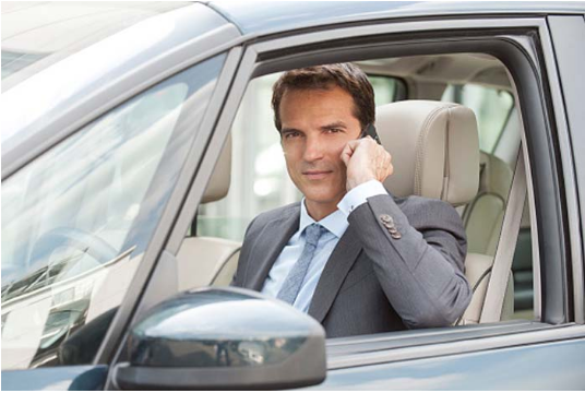 Conductor hablando por teléfono desde su coche